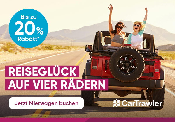 Zwei Frauen stehen fröhlich bei offenem Verdeck in einem Jeep. Jetzt Mietwagen bei CarTrawler buchen und bis zu 20 % sparen.