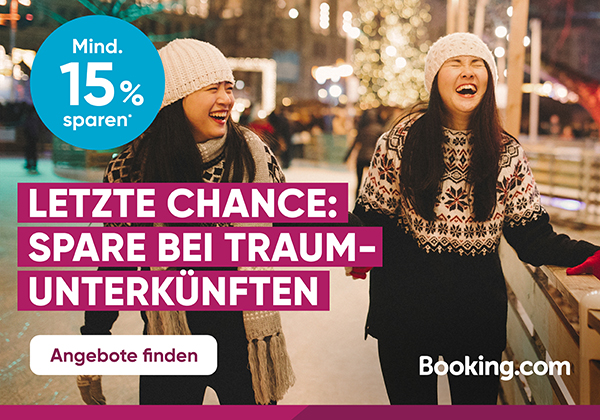 Zwei fröhliche junge Frauen auf der Eisbahn: Jetzt Traumunterkunft buchen und mindestens 15 % sparen. 