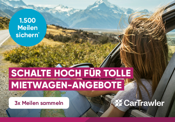 Ein Paar lehnt an einem Auto und schaut auf ein Smartphone.