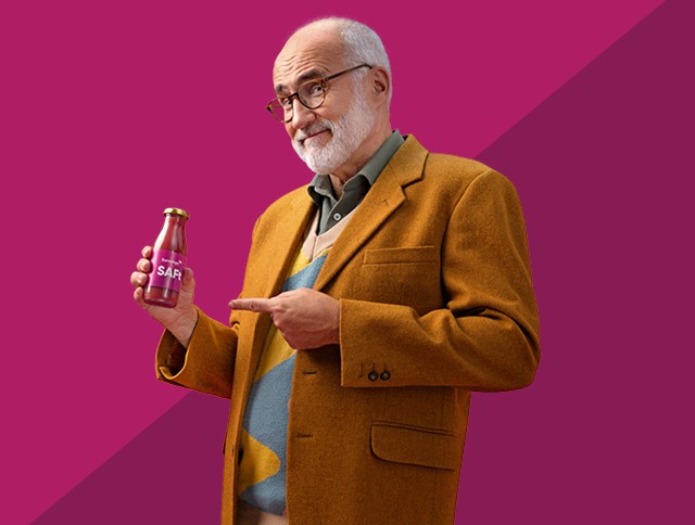 Mann hält unseren Smoothie SAFt in der Hand. Jetzt über den Wolken probieren.