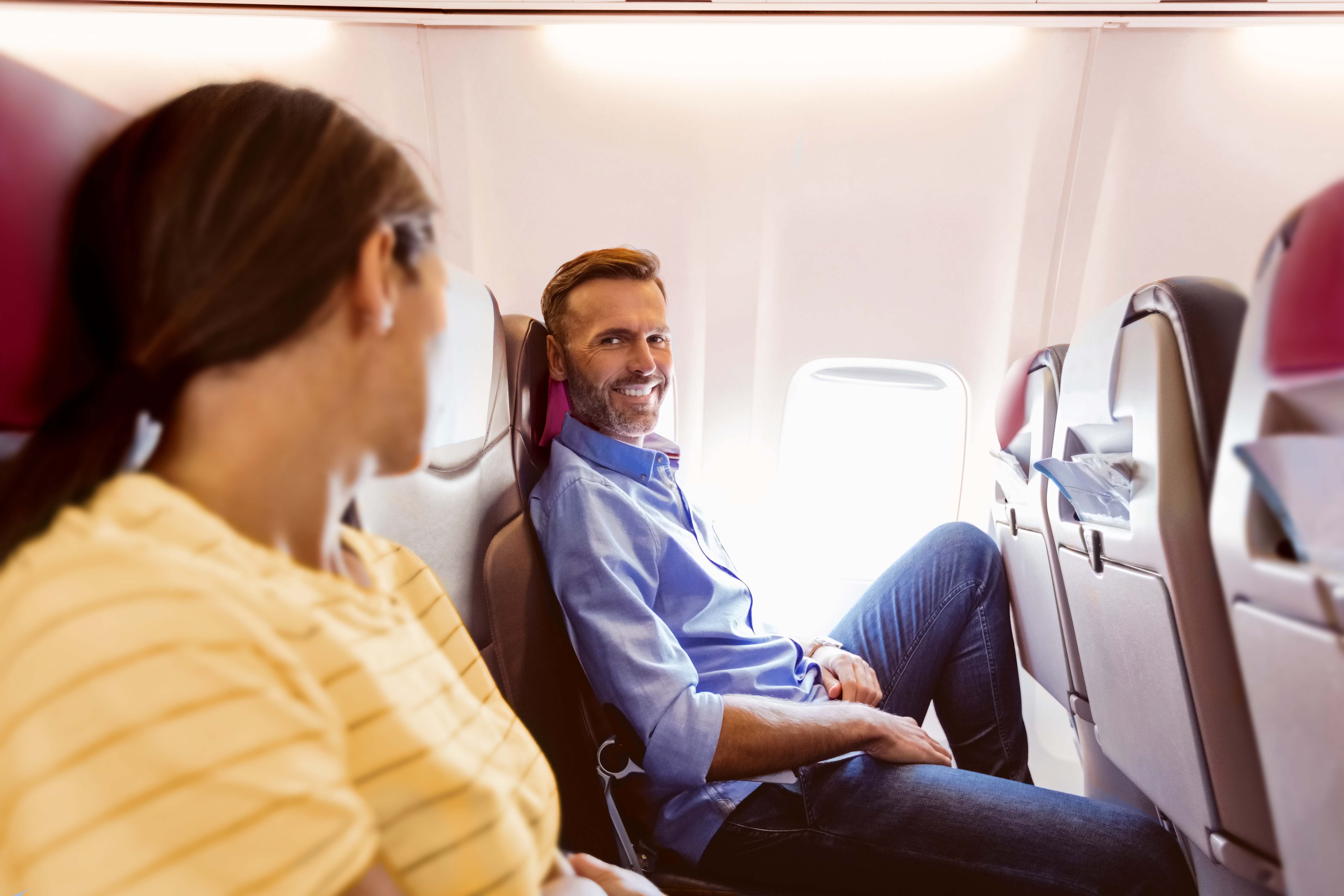 Ein Mann und eine Frau genieÃŸen ihren Flug in der BIZClass.