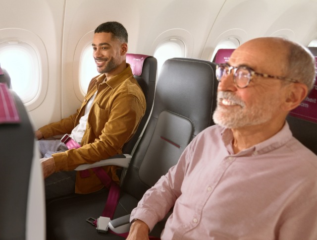Zwei MÃ¤nner sitzen mit einem freien Mittelsitz im Flugzeug. Jetzt reservieren.