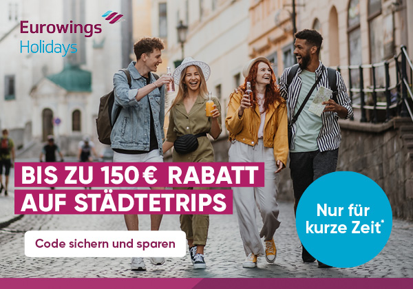 Vier Freunde laufen gemeinsam durch eine Stadt und geniessen die entspannte Atmosphäre – buche auch du deinen Citytrip und spare mit unseren Aktionscodes!