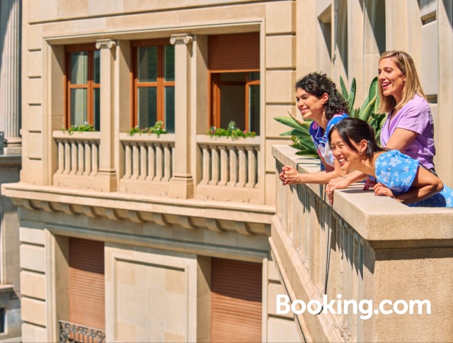 Drei Frauen stehen auf dem Balkon ihrer Urlaubsunterkunft - jetzt buchen.
