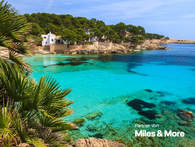 Blick auf türkisblaues Meer und eine idyllische Bucht auf Mallorca. Jetzt Community Award Flight buchen.