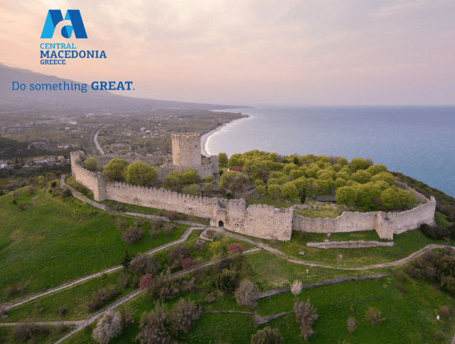 Platamon Castle mit Blick auf die Ã„gÃ¤is. Jetzt FlÃ¼ge finden.