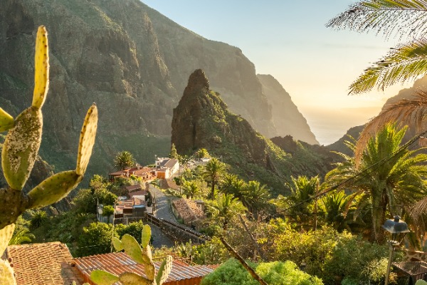 Das Masca-Tal bei Sonnenuntergang auf Teneriffa – jetzt bis zu 20 % Rabatt auf Flüge sichern.*