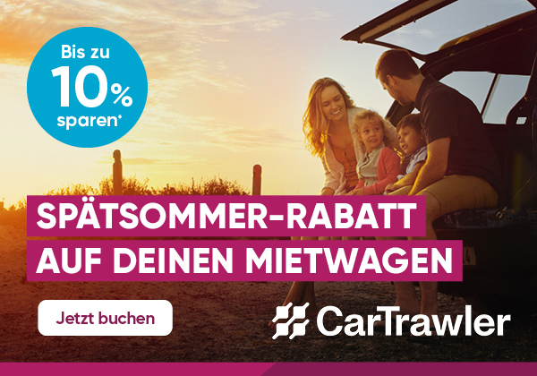 Familie sitzt im Sonnenuntergang im Auto. Jetzt Mietwagen bei Car Trwaler buchen. 