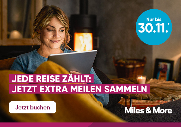Eine Frau sitzt gemütlich auf der Couch und schaut aus ihr Tablet. Jetzt Flug buchen und doppelte Meilen sammeln.