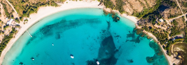 Blick auf den Strand Rondinara auf Korsika.