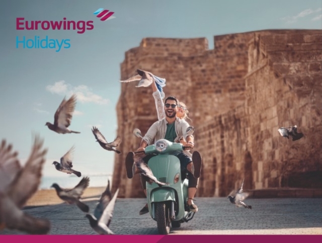 Ein Paar fährt mit einem Roller – jetzt Flug & Hotel mit Eurowings Holidays buchen.