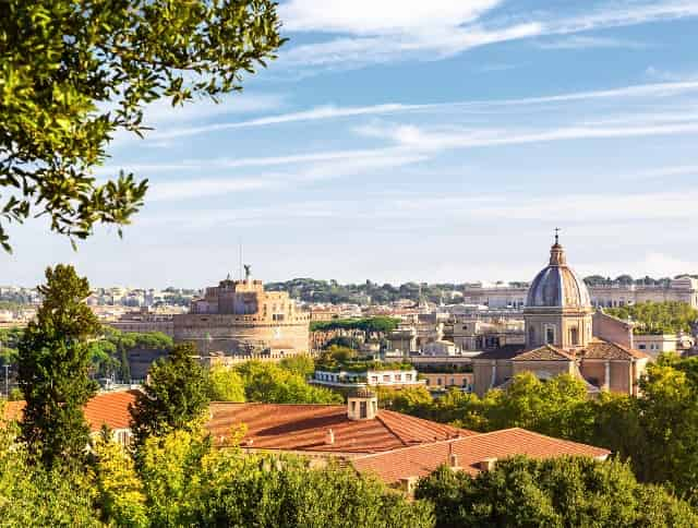 Blick über die Altstadt von Rom mit antiken Bauten und Bäumen – jetzt Citytrip buchen und mit unseren Aktionscodes sparen!