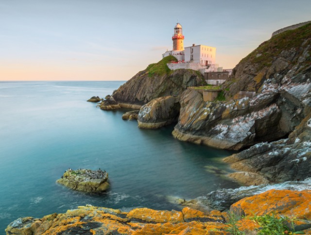 Der Baily Leuchtturm in Howth, Irland, thront auf Klippen. Jetzt Flug nach Irland oder GroÃŸbritannien buchen.