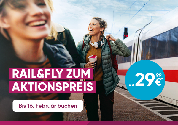 Zwei Frauen laufen neben einer Bahn am Gleis entlang. Jetzt Rail&Fly zum Aktionspreis buchen